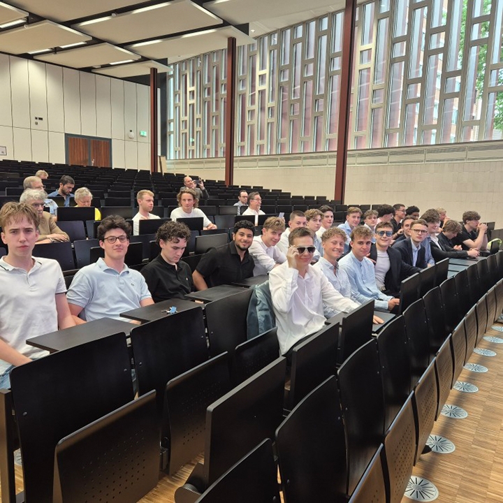 -06-30 Exkursion Uni Koeln IPW Gruppe Jungen Hoersaal